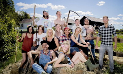 «FARMEN KJENDIS»: Gjengen i sesong to av «Farmen kjendis». Maiken Wahlstrøm Nilssen ligger i trillebåra foran i bildet. Foto: Bjørn Langsem / Dagbladet «FARMEN KJENDIS»: Gjengen i sesong to av «Farmen kjendis». Maiken Wahlstrøm Nilssen ligger i trillebåra foran i bildet. Foto: Bjørn Langsem / Dagbladet